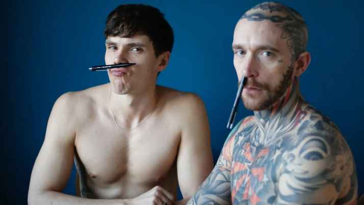 Un podcast queer con un “alto el lápiz de ambiente”