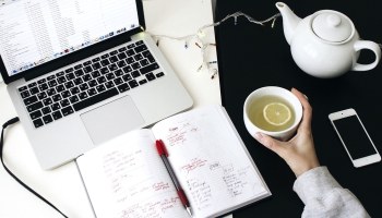 Escritorio de una empresaria trabajando para sacar adelante su negocio.