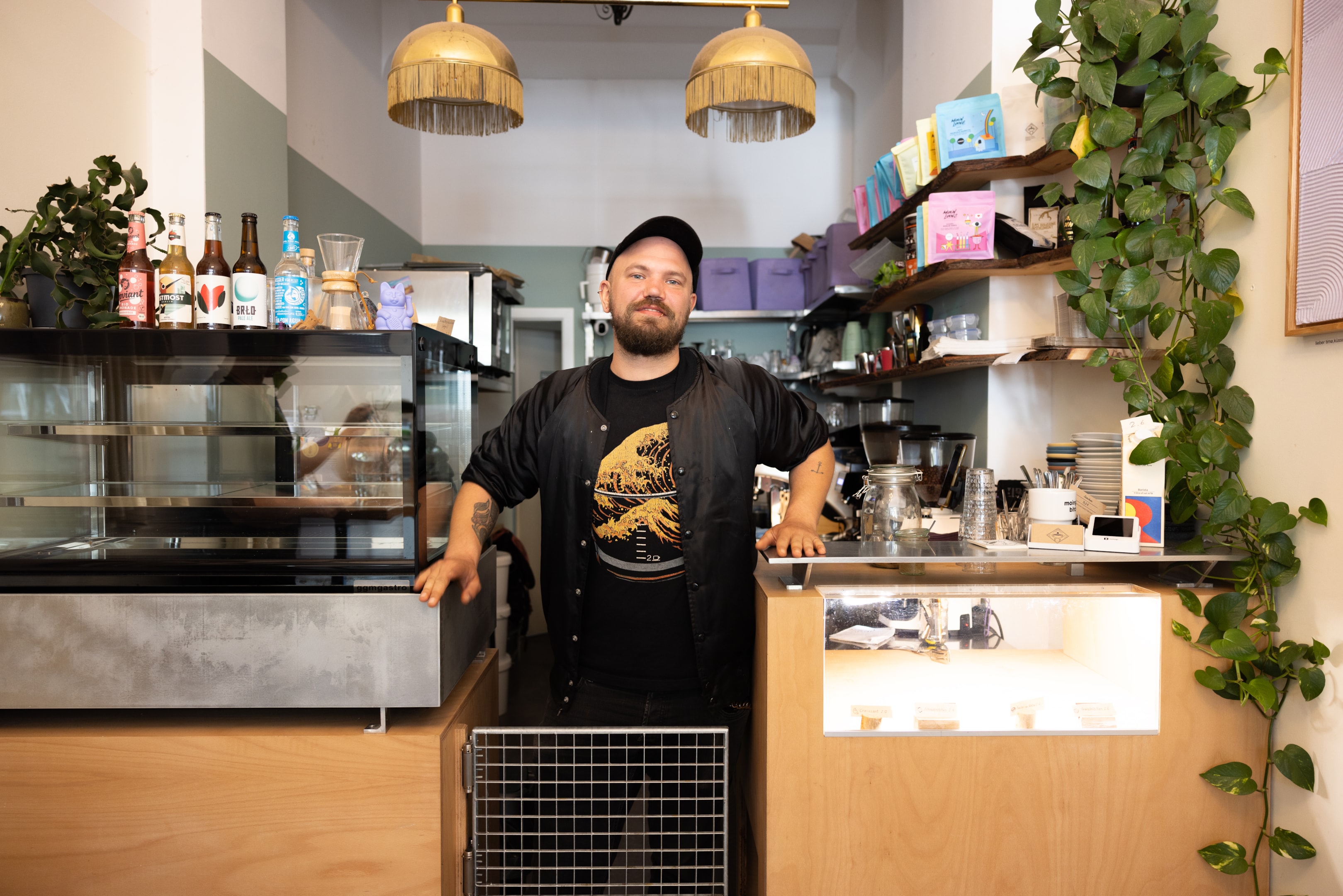 Selbstständiger Barista Marian in seiner lokalen Kaffeebar bereitet alles für den Cafébetrieb vor – modernes, einladendes Café mit persönlicher Atmosphäre.“