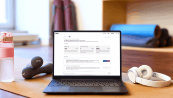 Eine Person arbeitet am Laptop mit Jimdo Companion und nutzt den Guide, um Prompts und Empfehlungen anzuwenden.